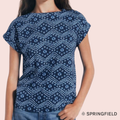 Polera estampado geométrico azul Springfield vista frontal