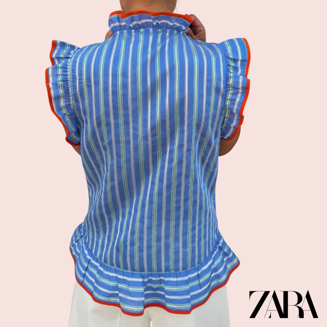 Blusa Rayas Azul Volantes Zara - modelo vista trasera